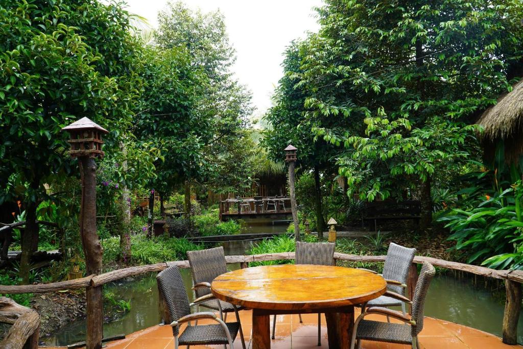 Family Room with Garden View